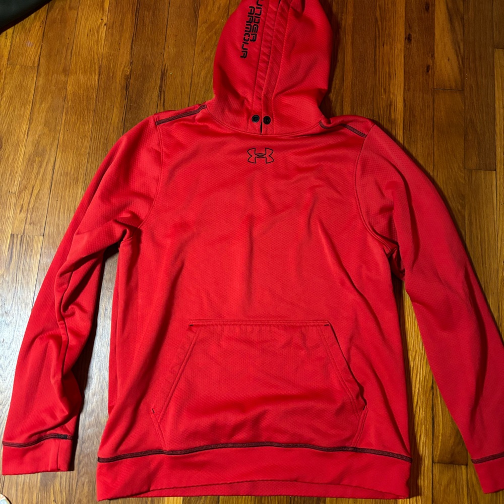 Red under armourhoodie!